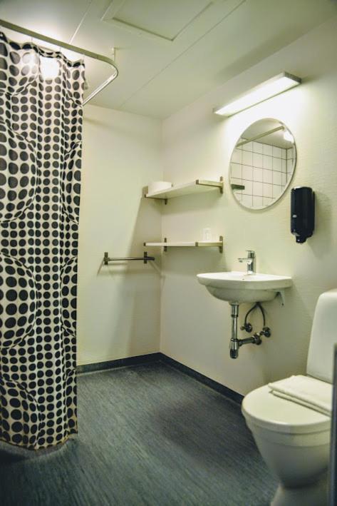 Hostel Stoberiet Svendborg Exterior foto A typical shower room