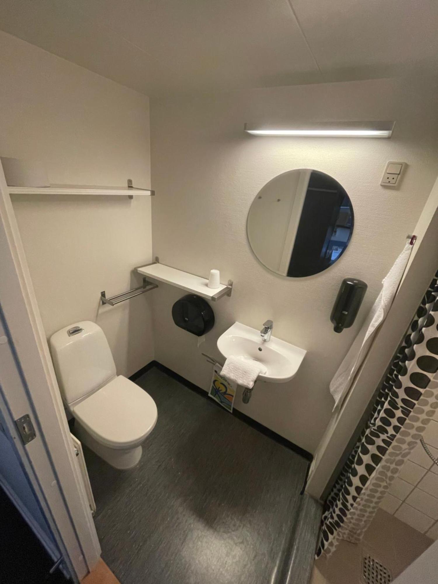 Hostel Stoberiet Svendborg Exterior foto A typical bathroom in a student residence hall at the University of Helsinki