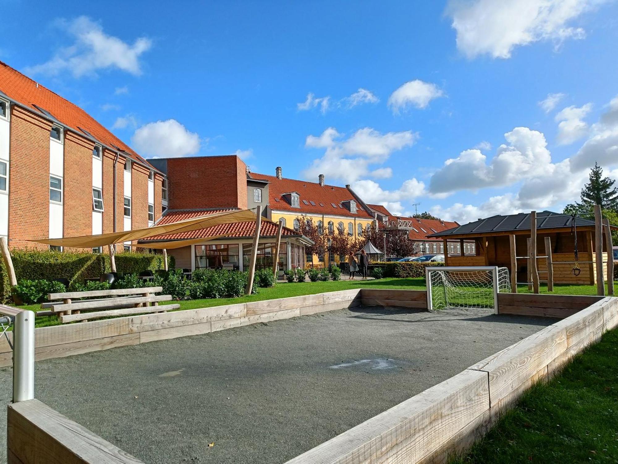 Hostel Stoberiet Svendborg Exterior foto The Pétanque court