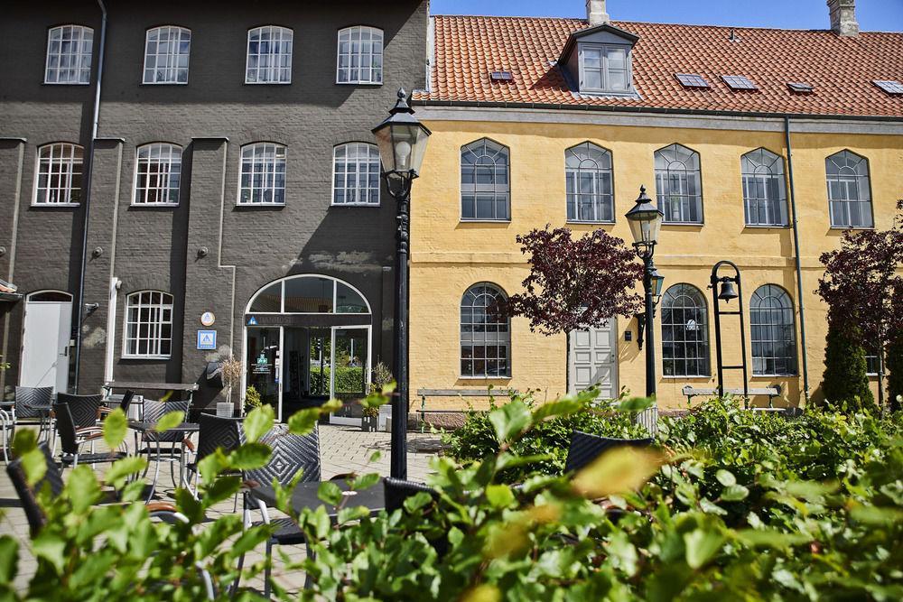 Hostel Stoberiet Svendborg Exterior foto The Yellow House