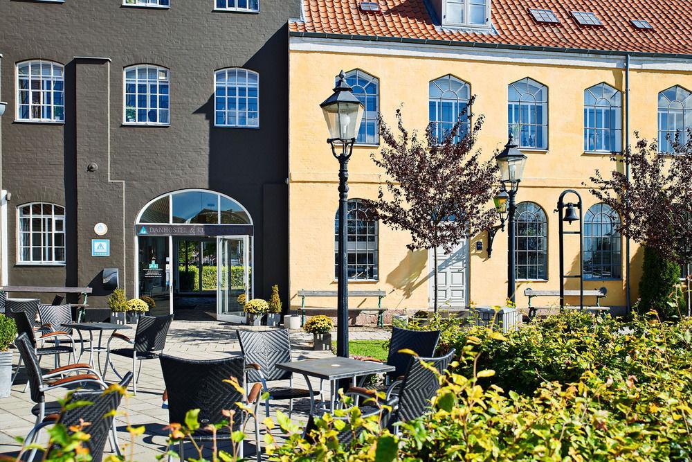 Hostel Stoberiet Svendborg Exterior foto The former town hall of Sønderborg