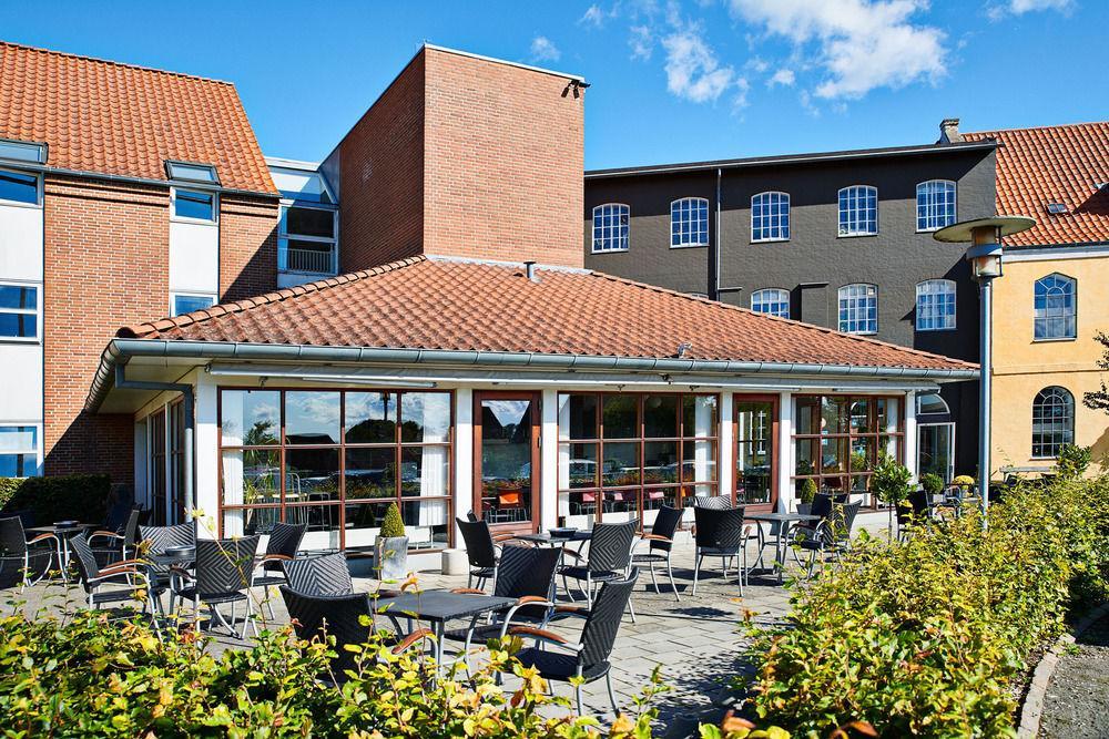 Hostel Stoberiet Svendborg Exterior foto The University of Copenhagen's main library