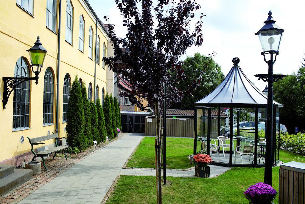 Hostel Stoberiet Svendborg Exterior foto The courtyard of the former school